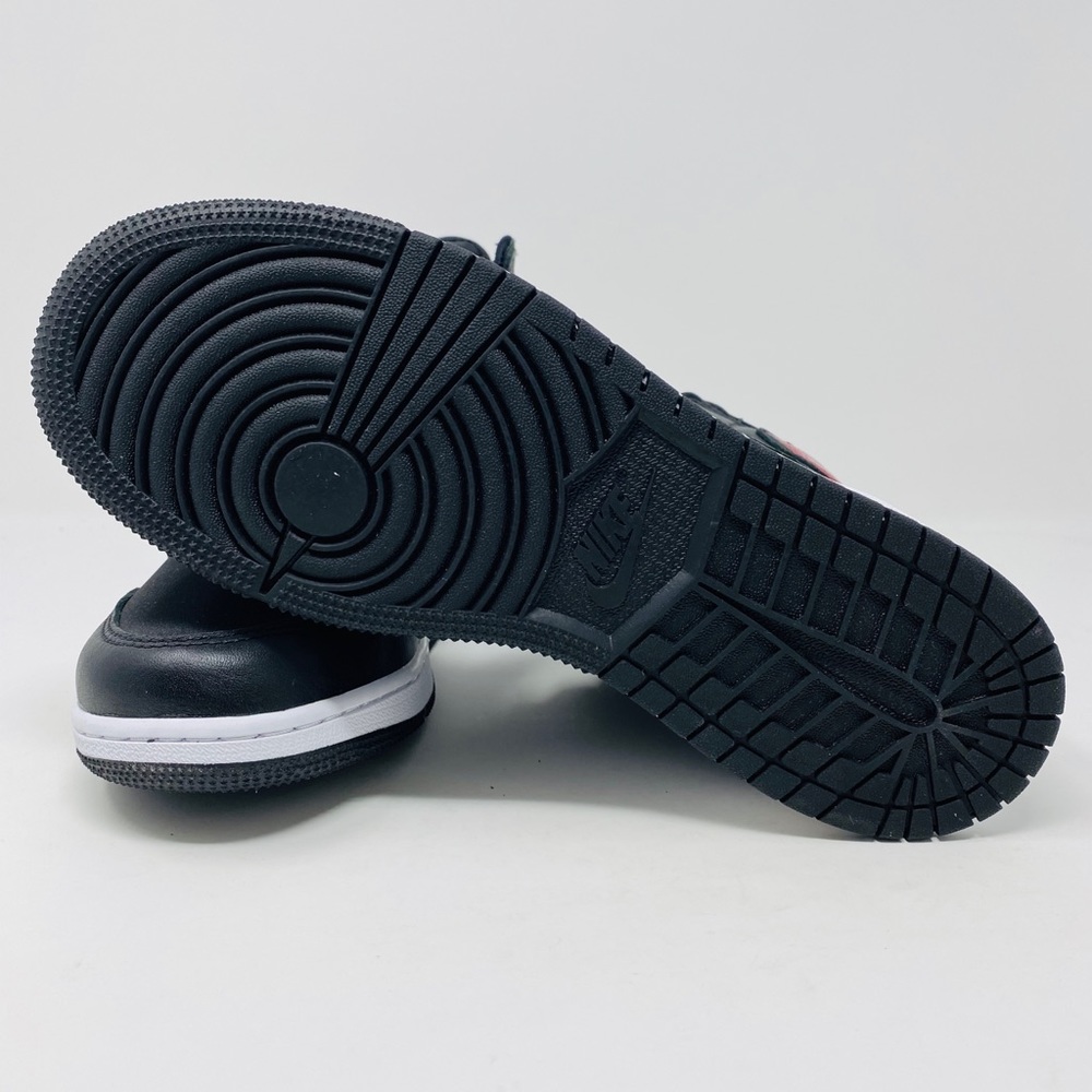Jordan Women’s 1 Retro High OG - Picture 4 of 6